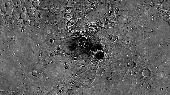 Foto da nasa mostra cratera com gelo no polo Norte de Mercúrio