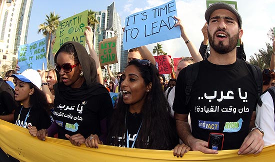 Manifestantes pedem ação climática em Doha, no Qatar