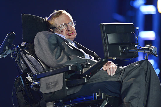 Cosmólogo britânico Stephen Hawking em na abertura das OlimJogos Paralímpicos em Londres em 2012