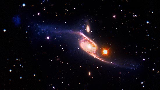 Galáxia NGC 6872, com 522 mil anos-luz, tem cinco vezes o tamanho da nossa, a Via Láctea