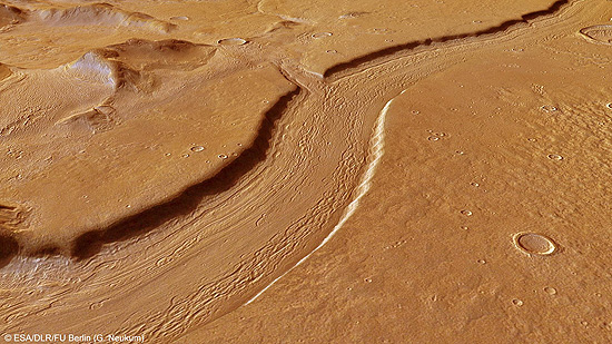 Foto mostra provvel rio extinto em Marte. Possvel rio tinha cerca de 7 km de largura e 300 m de profundidade.