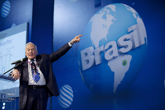 Buzz Aldrin, segundo homem a pisar na Lua, fala durante palestra na Campus Party, em São Paulo