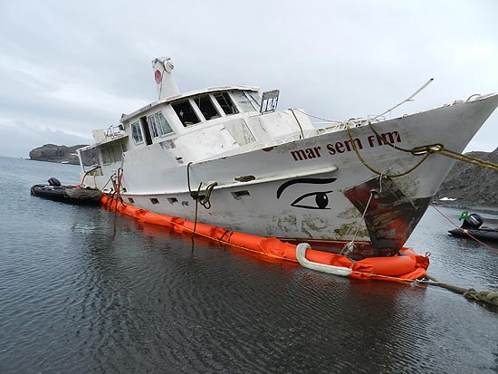 O barco Mar sem Fim, do documentarista Joo Lara Mesquita,  rebocado aps ser retirado das guas entre o Chile e a Antrtida