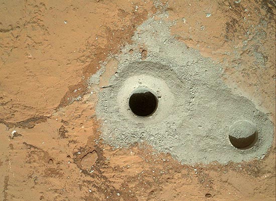 Buracos perfurados em rocha marciana pelo jipe-rob Curiosity nesta sexta feira (7)
