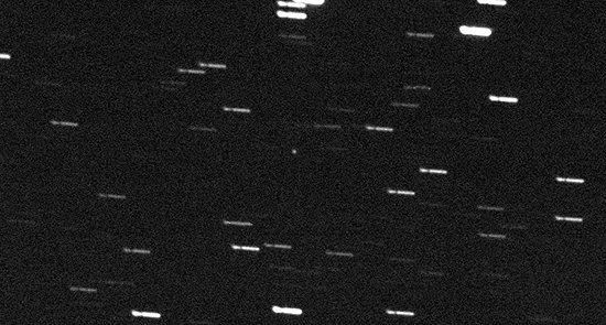 O ponto branco no meio da foto é o asteroide 2012 DA14