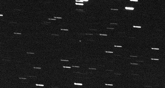 O ponto branco no meio da foto é o asteroide 2012 DA14