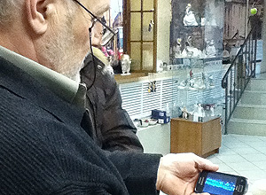 Sergei Ershov, dono de uma loja de roupa e cristais, mostra foto que conseguiu tirar do rastro deixado no cu azul pelo meteoro 