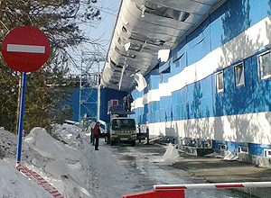 Estadio de patinação no gelo danificado após explosão de meteoro, em Tcheliabinsk 