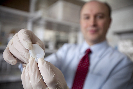 Lawrence Bonassar, professor em Cornell, nos EUA, mostra orelha impressa em 3D em seu laboratório