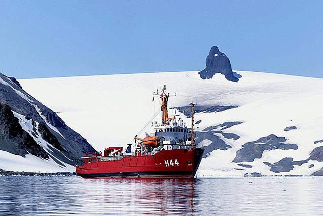 Navio de Apoio Oceangrafo Ary Rongel ancorado na enseada Martel, na Antrtida