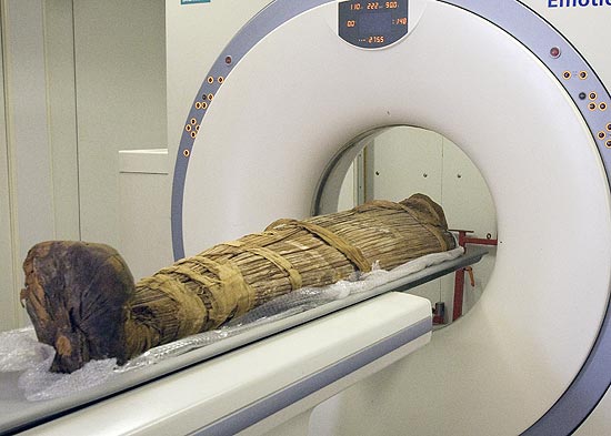 Múmia egípcia Hatiay sendo submetida à tomografia na cidade do Cairo no Egito