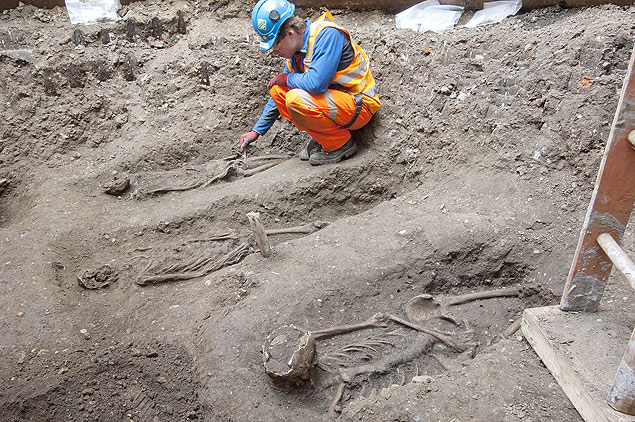 Arquelogos trabalhando sobre as ossadas achadas em Londres