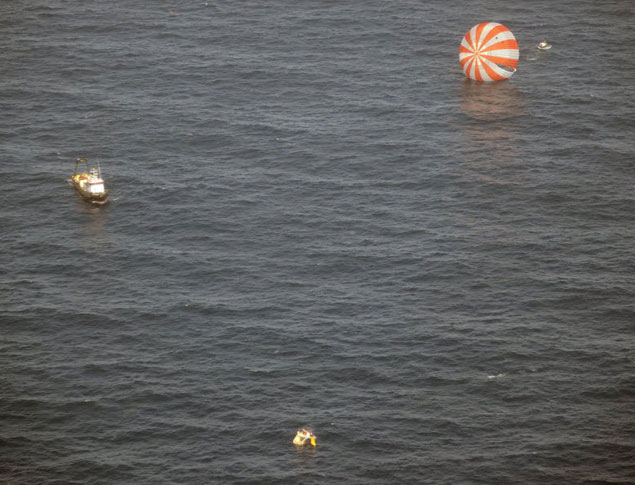 Navios recuperam no oceano Pacfico a cpsula Dragon, que trouxe 1 tonelada de experimentos cientficos e equipamento da Estao Espacial Internacional