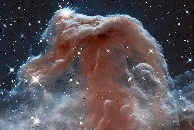Foto da Nebulosa Cabeça do Cavalo feita infravermelho pelo Hubble, que completa 23 anos no espaço nesta semana