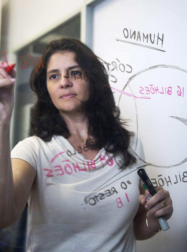 A neurocientista Suzana Herculano-Houzel, que irá falar no TED Global, em seu laboratório na UFRJ