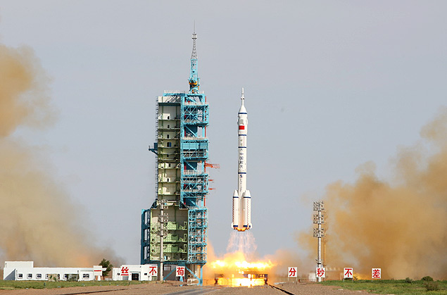 O foguete Shenzhou 10 decolou do deserto de Gobi, na China, levando trs chineses para o espao