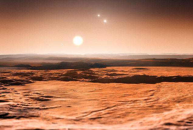 Concepção artística com a vista do exoplaneta Gliese 667Cd; por lá, a estrela que ele orbita pareceria com o nosso sol e as outras duas do sistema se assemelhariam a estrelas brilhantes visíveis à luz do dia; um outro planeta do sistema aparece como crescente 