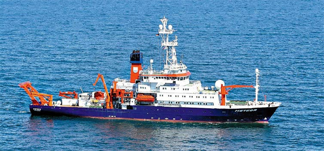 O navio alemão Meteor, que faz estudos sobre o clima e tem mais de 30 cientistas a bordo