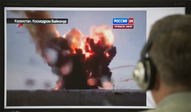 Homem observa em computador em Moscou a exploso do foguete russo Protn, que colocaria trs satlites em rbita 