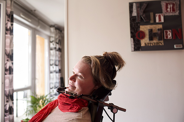 Laetitia Rebord, paralisada por uma atrofia muscular genética, fala do sofrimento de ser vista como uma criança aos 31 anos