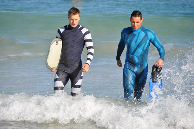 Surfistas usam novos trajes criados por cientistas australianos para prevenir ataques de tubares 