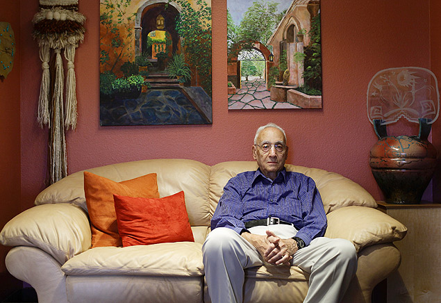 Roger Siegel, 84, que diz perceber problemas de memória não vistos por seu médico, em sua casa no Arizona (EUA)
