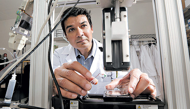 Darryl D'Lima, médico especialista em ortopedia, trabalha com bioimpressora em sua pesquisa sobre cartilagem em San Diego, na Califórnia