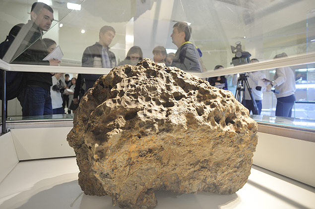 Fragmento de meteorito, que foi retirado de um lago,  exposto em museu de Tcheliabinsk