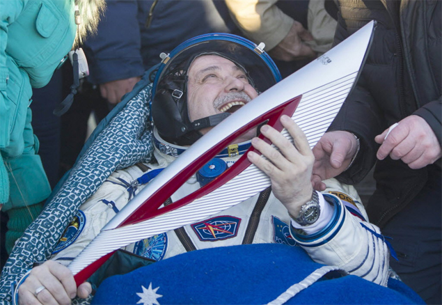 Cosmonauta russo Fyodor Yurchikhin segura tocha dos Jogos Olmpicos de Inverno de Sochi 2014 aps retornar  Terra com a nave Soyuz TMA-09M 