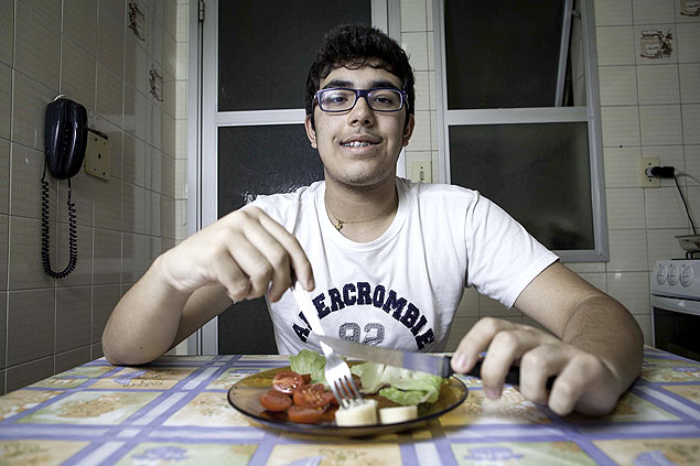 Daniel dos Santos, 15, que passou por reeducao alimentar