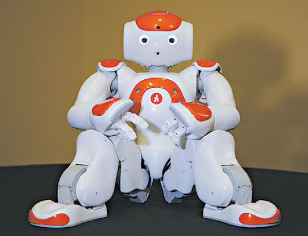 O robô francês NAO, feito pela Aldebaran Robotics, sentado durante conferência sobre robótica no Instituto de Tecnologia da Georgia, nos EUA