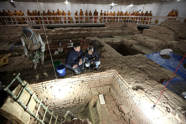 Arqueólogos nas escavações do templo Mayadevi 