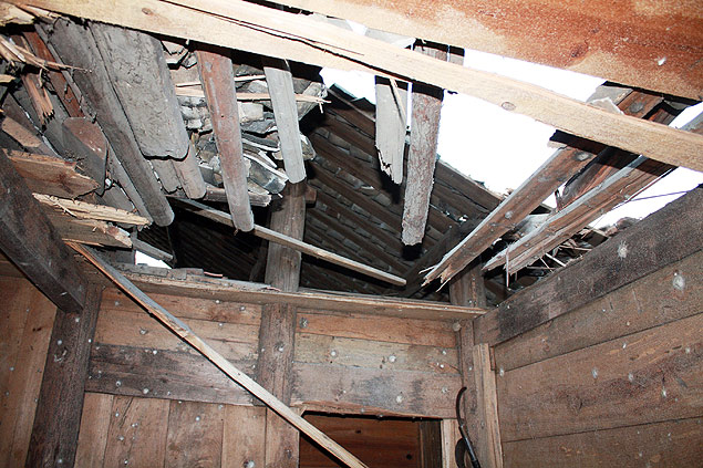 Estrago no teto de uma das casas atingidas pelos restos do foguete chins 