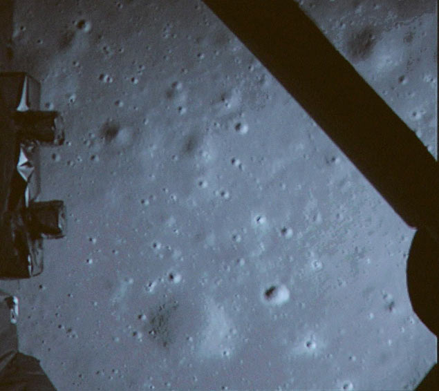 Primeira imagem da superfcie DA Lua obtida pela cmera de bordo da sonda chinesa Chang'e-3
