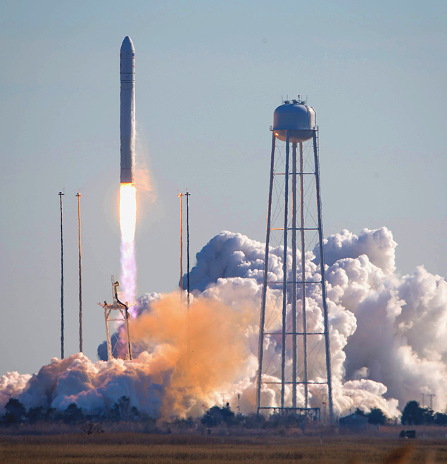 Cargueiro espacial privado Antares  lanado com sucesso nos EUA e deve se unir  ISS no domingo