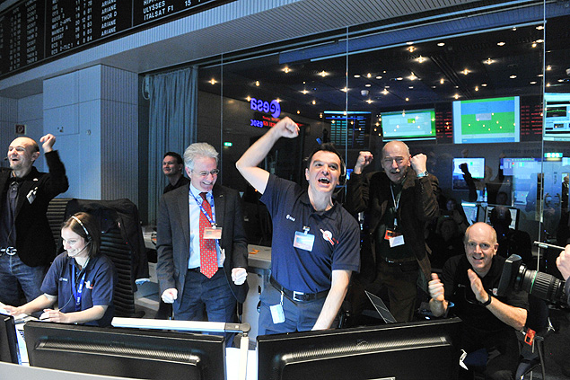 Cientistas comemoram a chegada do sinal de rdio no centro de controle da sonda espacial Rosetta