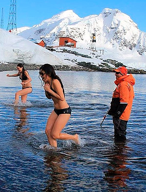 Turistas pulam no mar antrtico