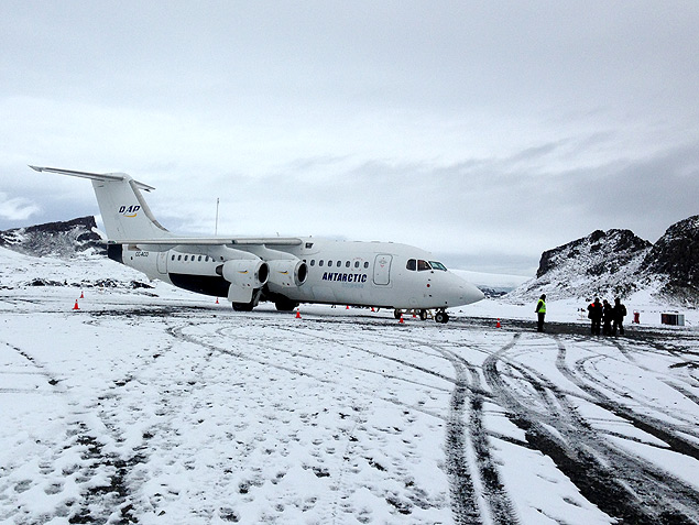 Avio turstico aguarda passageiros na base chilena Eduardo Frei Montalva, na Antrtida