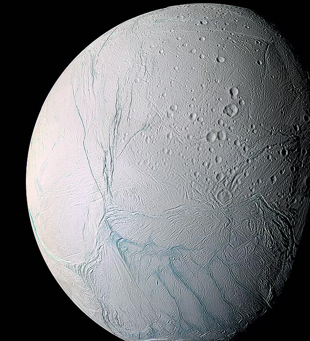 A lua Enclado, de Saturno, esconde um oceano de gua lquida sob sua crosta congelada