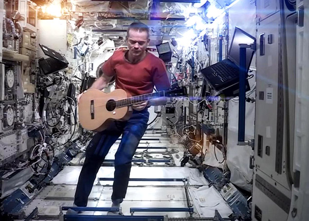 O astronauta canadense Chris Hatfield em cena do clipe que gravou na estao espacial