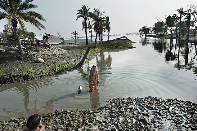 Bengalesamostra lugar onde morava antes de uma tempestade, em 2009, deixa-la sem teto