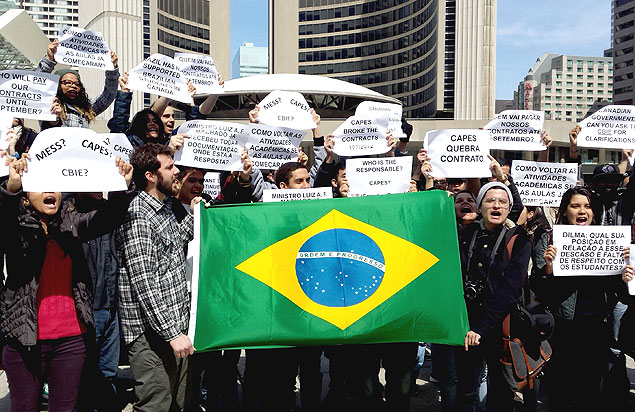 Estudantes brasileiras do Cincia sem Fronteiras fazem protesto em frente ao prdio em que fica a prefeitura de Toronto