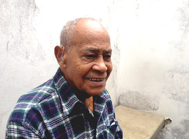 Antonio Joaquim dos Santos, 92, que cuida da mulher, de 86 anos, que sofre da doena de Alzheimer 