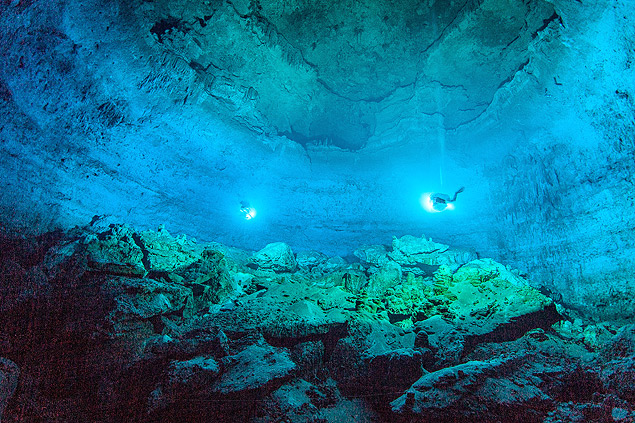 A galeria principal da caverna submersa de Hoyo Negro, na pennsula de Yucatn
