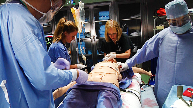 Equipe de Pittsburgh usa boneco para simular procedimento que prolonga sobrevida de paciente