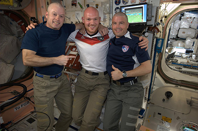 O astronauta alemo Alexander Gerst (centro) venceu aposta da Copa, e os americanos Steve Swanson (E.) e Reid Wiseman (D.) e tiveram de raspar a cabea
