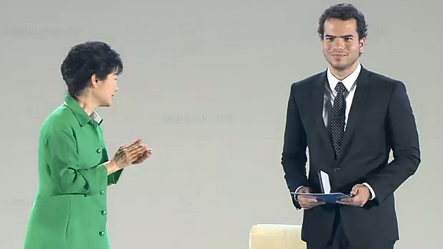 O matemtico Artur Avila, 35, recebe a Medalha Fields das mos da presidente da Coria do Sul, Park Geun-hye 