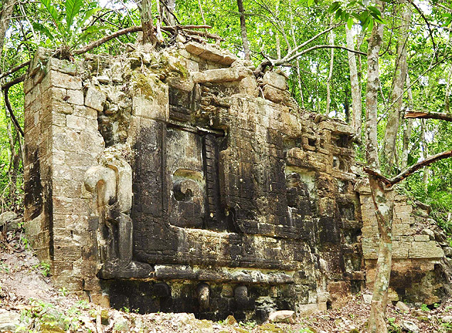 Runas da cidade maia Lagunita, que foi descoberta por arquelogos no meio da selva 