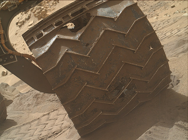 Imagem mostra danos em uma das rodas do jipe-robô Curiosity