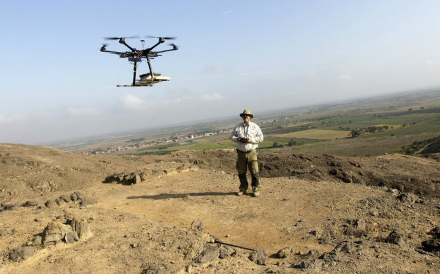O arquelogo peruano Luis Jaime Castillo, da universidade Catlica de Lima, controla um drone sobre o stio arqueolgico de Cerro Chepen, em Trujillo, no Peru